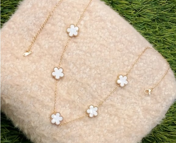 White shell necklace, rose